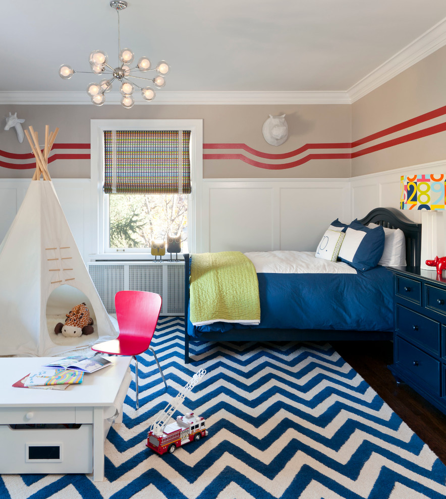 Klassisk inredning av ett pojkrum kombinerat med sovrum, med flerfärgade väggar
