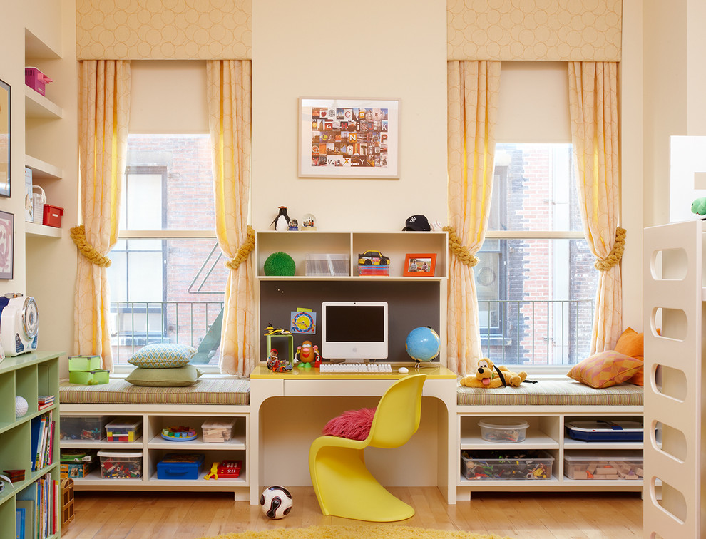 Neutrales Klassisches Kinderzimmer mit Arbeitsecke, beiger Wandfarbe und hellem Holzboden in New York