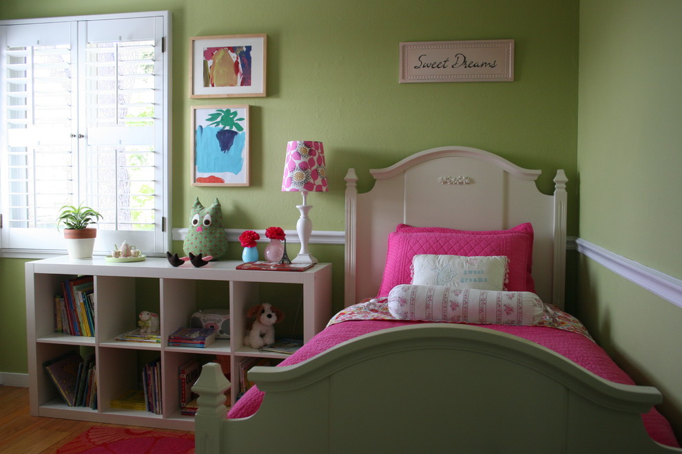 Idée de décoration pour une chambre d'enfant de 4 à 10 ans tradition avec un mur vert et un sol en bois brun.