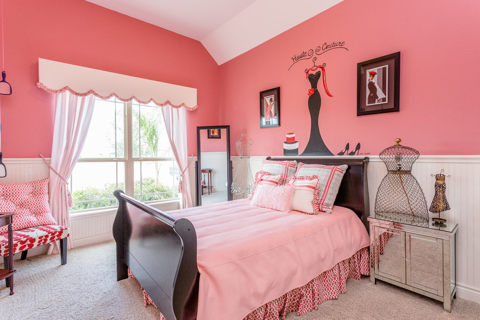 Foto de dormitorio infantil de 4 a 10 años clásico renovado de tamaño medio con moqueta, suelo beige y paredes rosas