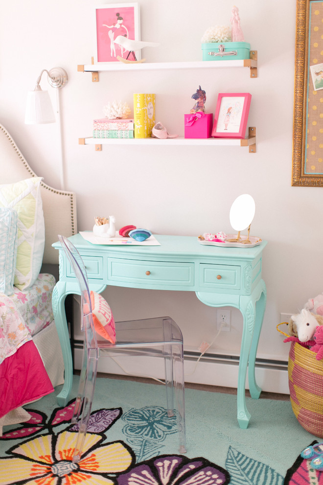 Immagine di una cameretta per bambini da 4 a 10 anni chic di medie dimensioni con pareti bianche e moquette