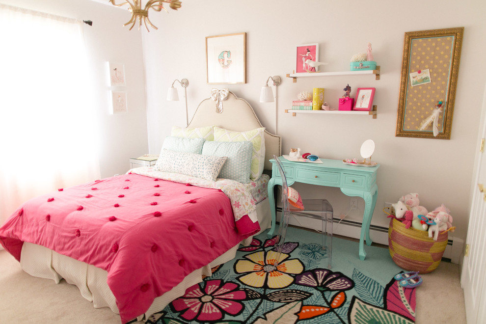Пример оригинального дизайна: детская среднего размера в стиле неоклассика (современная классика) с спальным местом, белыми стенами и ковровым покрытием для ребенка от 4 до 10 лет, девочки