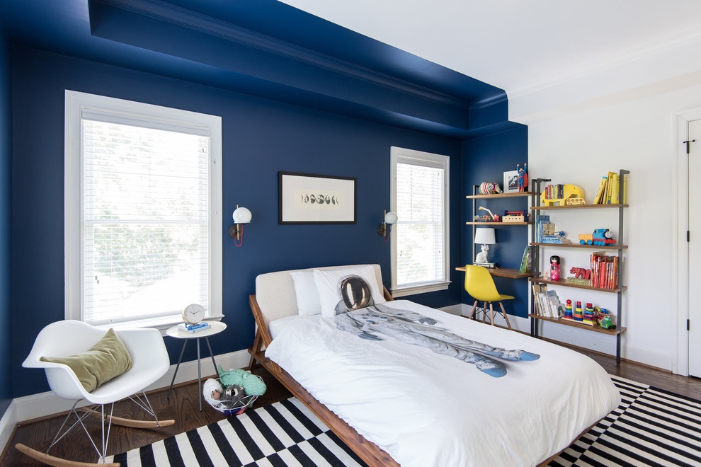 Aménagement d'une chambre d'enfant classique avec parquet foncé et un mur multicolore.