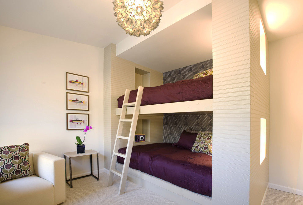 Cette photo montre une chambre d'enfant de 4 à 10 ans chic de taille moyenne avec un mur blanc, moquette, un sol blanc et un lit superposé.