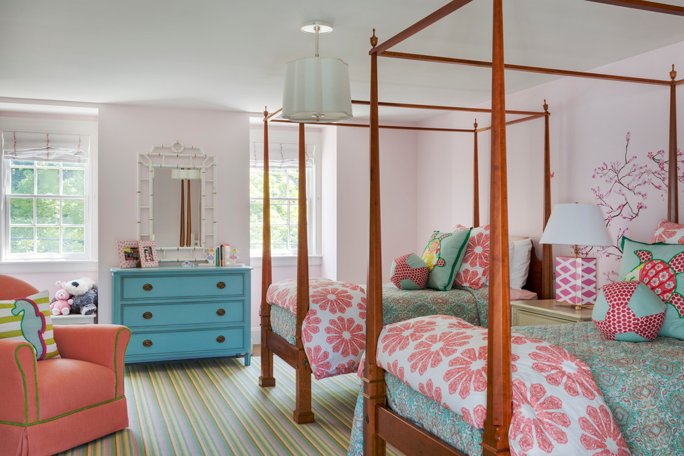 Пример оригинального дизайна: детская в стиле неоклассика (современная классика) с спальным местом и розовыми стенами для девочки, двоих детей