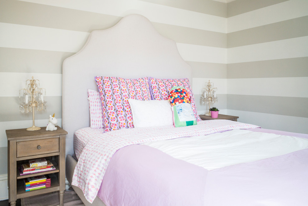 Inspiration för ett litet vintage flickrum kombinerat med sovrum och för 4-10-åringar, med beige väggar, mörkt trägolv och brunt golv