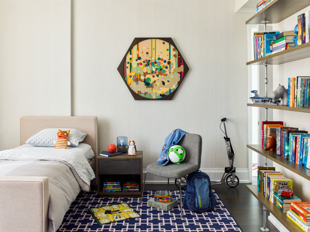 Exempel på ett klassiskt pojkrum kombinerat med sovrum och för 4-10-åringar, med grå väggar, mörkt trägolv och brunt golv