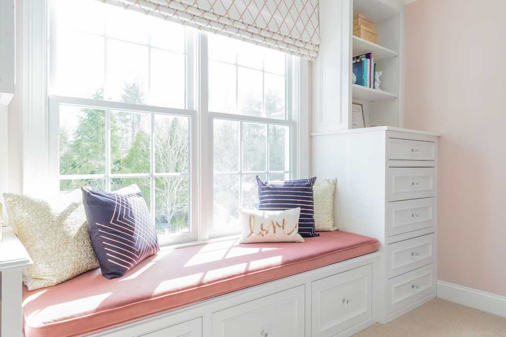 Idée de décoration pour une chambre d'enfant tradition de taille moyenne avec un mur rose, moquette et un sol beige.