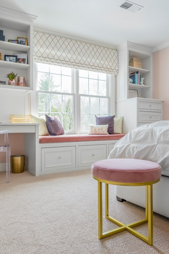 Foto på ett mellanstort vintage barnrum kombinerat med sovrum, med rosa väggar, heltäckningsmatta och beiget golv