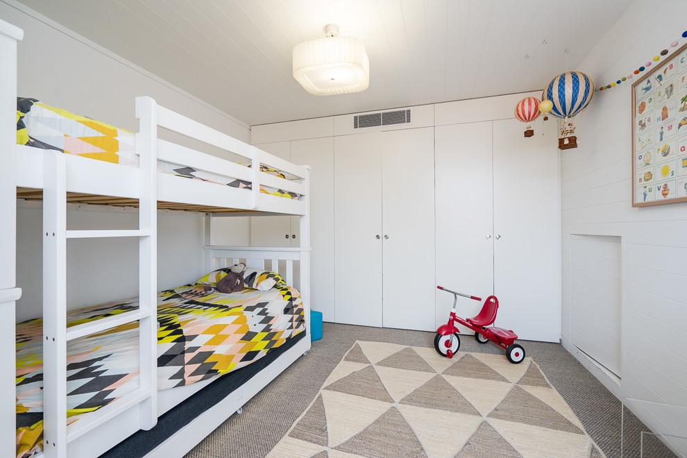シドニーにあるトランジショナルスタイルのおしゃれな子供部屋 (白い壁、カーペット敷き、児童向け、グレーの床、二段ベッド) の写真
