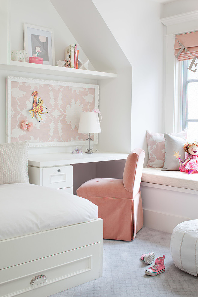 Idéer för ett klassiskt flickrum kombinerat med sovrum och för 4-10-åringar, med vita väggar och heltäckningsmatta