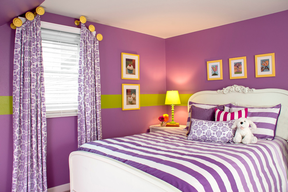 На фото: детская среднего размера в стиле неоклассика (современная классика) с спальным местом, ковровым покрытием и разноцветными стенами для подростка, девочки