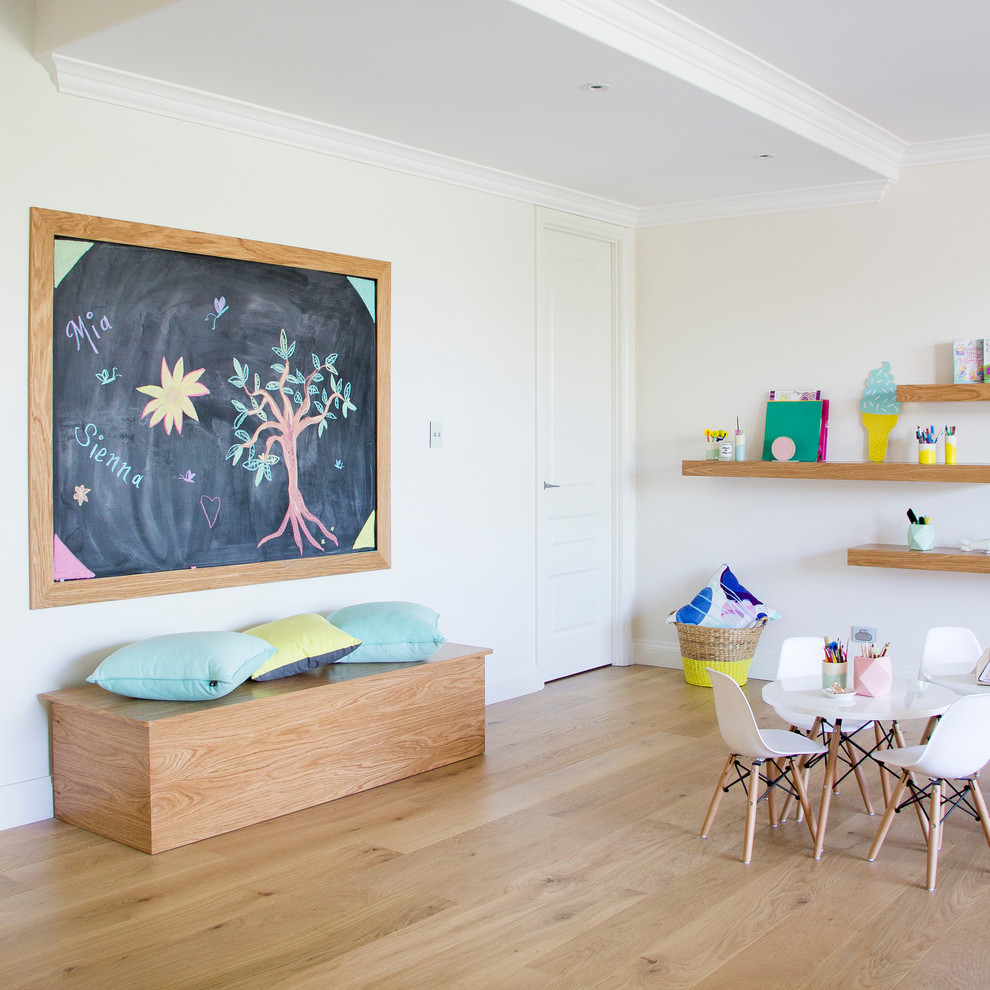 Ejemplo de dormitorio infantil de 1 a 3 años nórdico con paredes blancas y suelo de madera clara