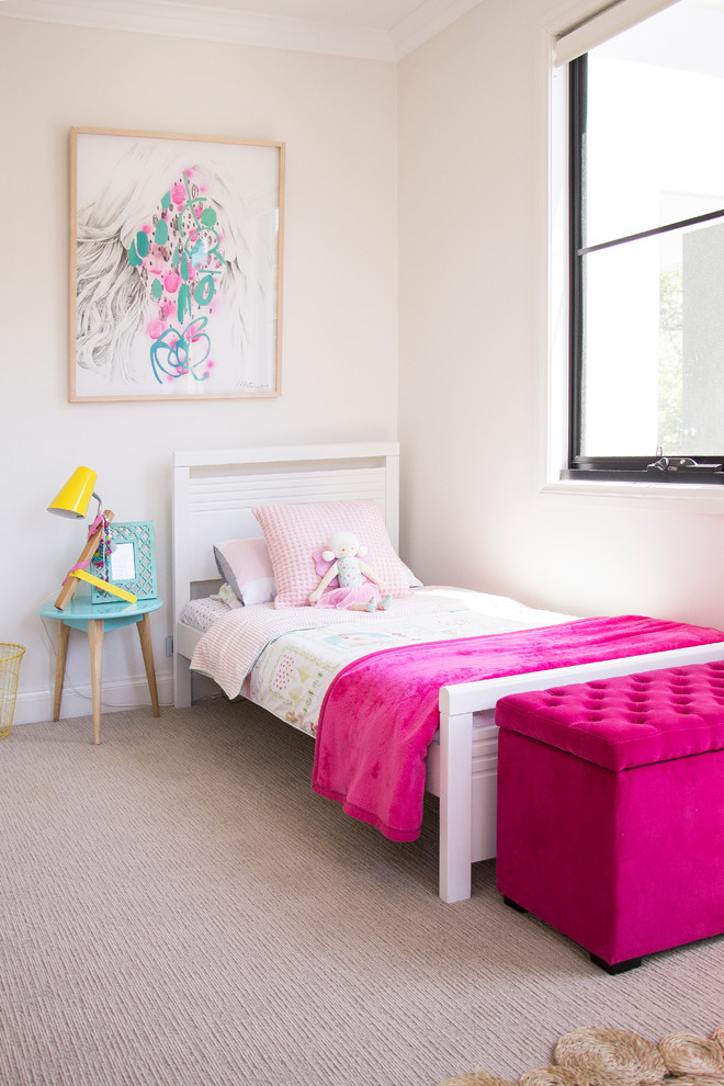 На фото: детская в стиле неоклассика (современная классика) с спальным местом, бежевыми стенами и ковровым покрытием для ребенка от 1 до 3 лет, девочки