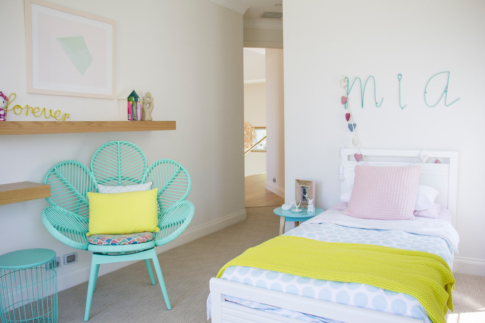 Idéer för minimalistiska barnrum kombinerat med sovrum, med vita väggar och heltäckningsmatta
