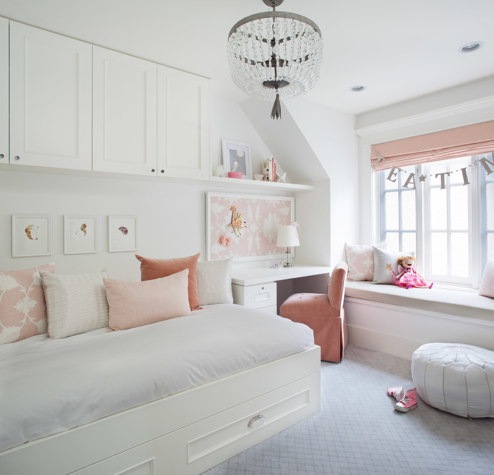 Пример оригинального дизайна: детская в стиле неоклассика (современная классика) с спальным местом, белыми стенами и ковровым покрытием для девочки