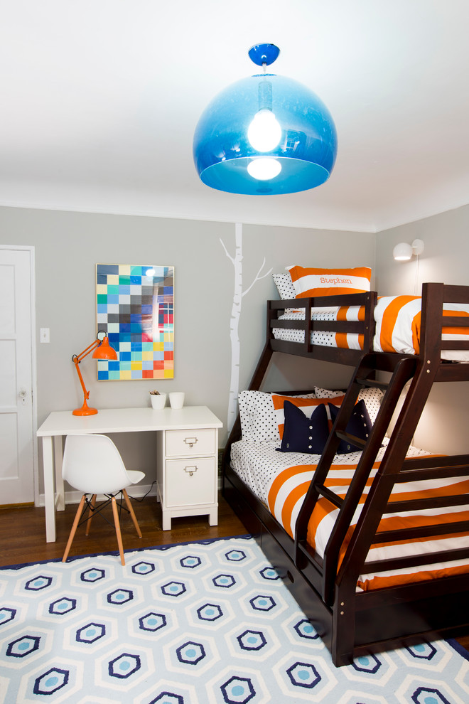 Modelo de dormitorio infantil de 4 a 10 años clásico renovado pequeño con paredes grises y suelo de madera en tonos medios