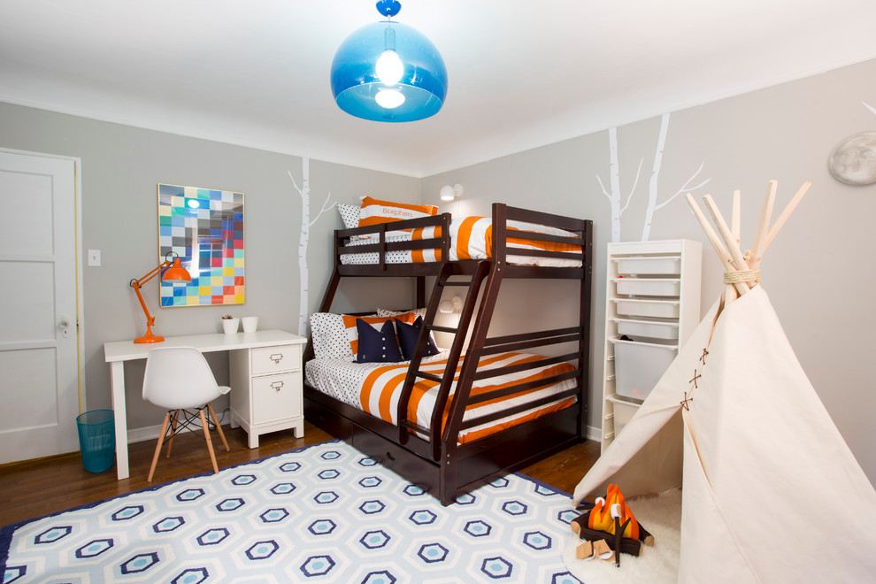 Kleines Klassisches Jungszimmer mit Schlafplatz, grauer Wandfarbe, braunem Holzboden und braunem Boden in Los Angeles