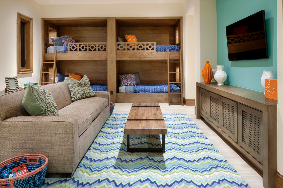 Imagen de dormitorio infantil costero con suelo beige