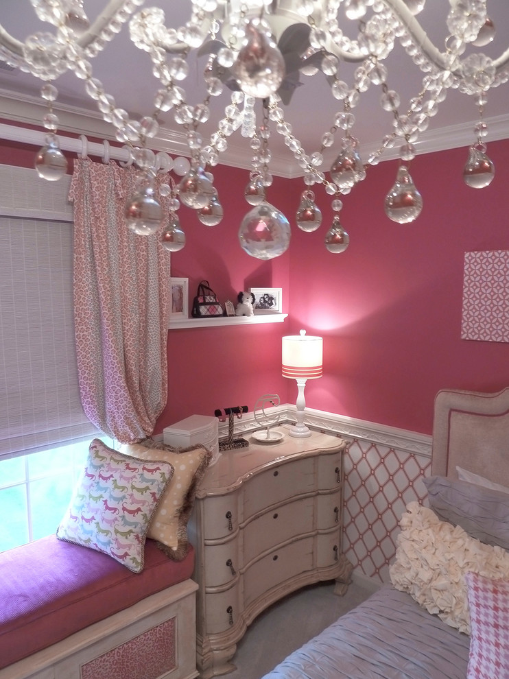 Ispirazione per una cameretta per bambini classica di medie dimensioni con pareti rosa e moquette