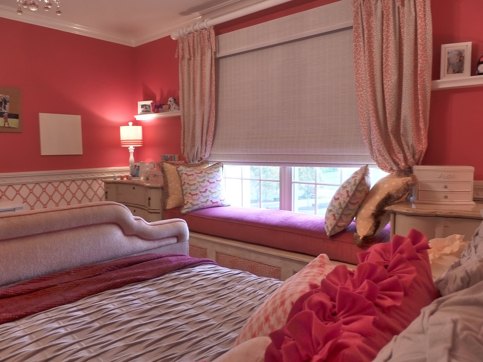 Inspiration för mellanstora klassiska barnrum kombinerat med sovrum, med rosa väggar och heltäckningsmatta