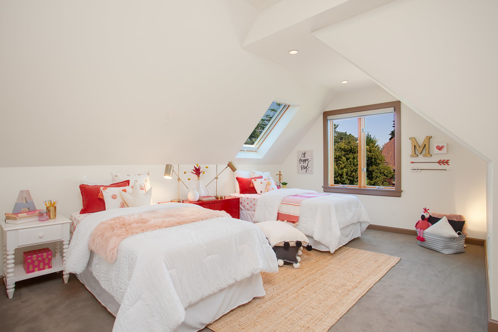 Exempel på ett mellanstort klassiskt flickrum kombinerat med sovrum, med vita väggar, heltäckningsmatta och grått golv