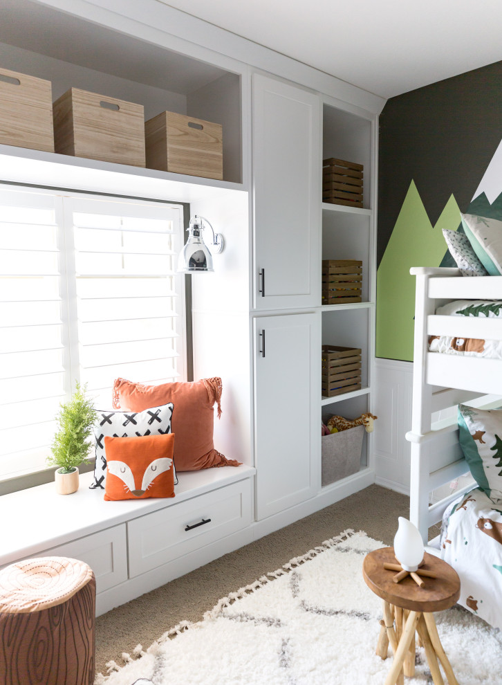 Immagine di una cameretta per bambini da 4 a 10 anni di medie dimensioni con pareti verdi, moquette, pavimento grigio e carta da parati
