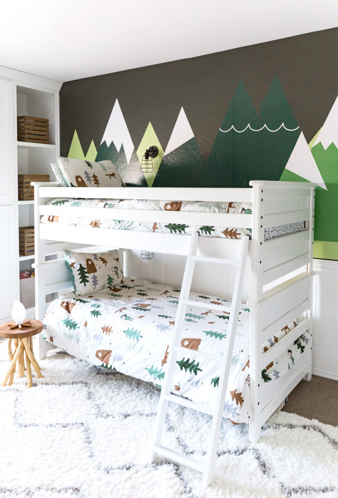 Пример оригинального дизайна: нейтральная детская среднего размера в стиле рустика с спальным местом, зелеными стенами, ковровым покрытием, серым полом и обоями на стенах для ребенка от 4 до 10 лет
