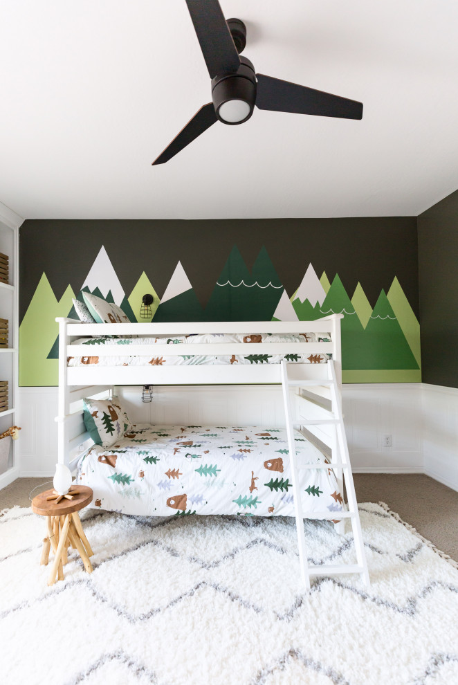 Inspiration pour une chambre d'enfant de 4 à 10 ans de taille moyenne avec un mur vert, moquette, un sol gris et du papier peint.