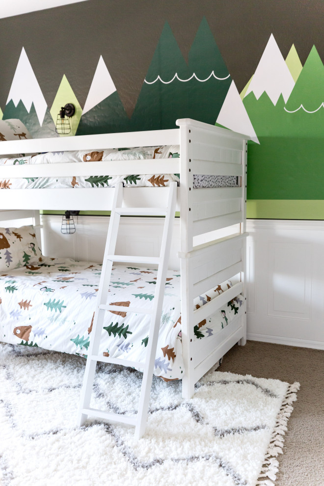 Esempio di una cameretta per bambini da 4 a 10 anni di medie dimensioni con pareti verdi, moquette, pavimento grigio e carta da parati