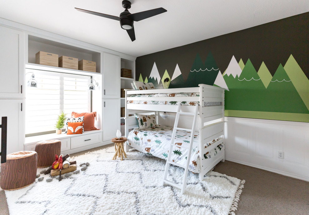 Cette image montre une chambre d'enfant de 4 à 10 ans de taille moyenne avec un mur vert, moquette, un sol gris et du papier peint.
