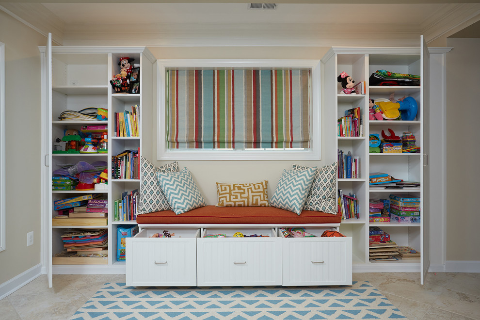 Diseño de dormitorio infantil de 4 a 10 años tradicional renovado de tamaño medio con paredes beige, suelo de travertino y suelo beige