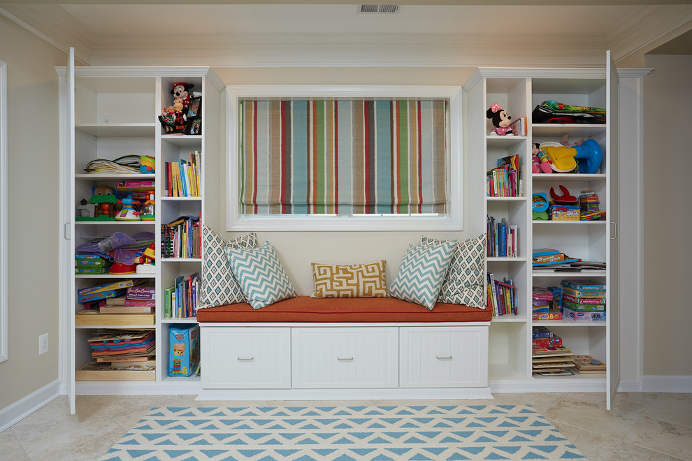 ワシントンD.C.にある高級な中くらいなトランジショナルスタイルのおしゃれな子供部屋 (ベージュの壁、トラバーチンの床、児童向け、ベージュの床) の写真