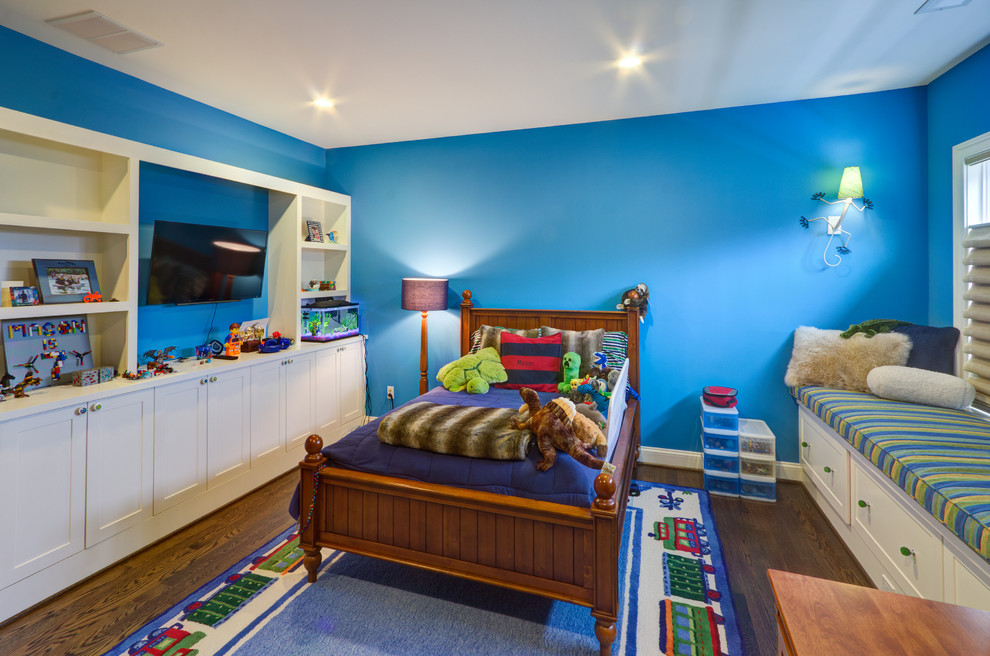 Modelo de dormitorio infantil de 4 a 10 años tradicional renovado con paredes azules y suelo de madera en tonos medios