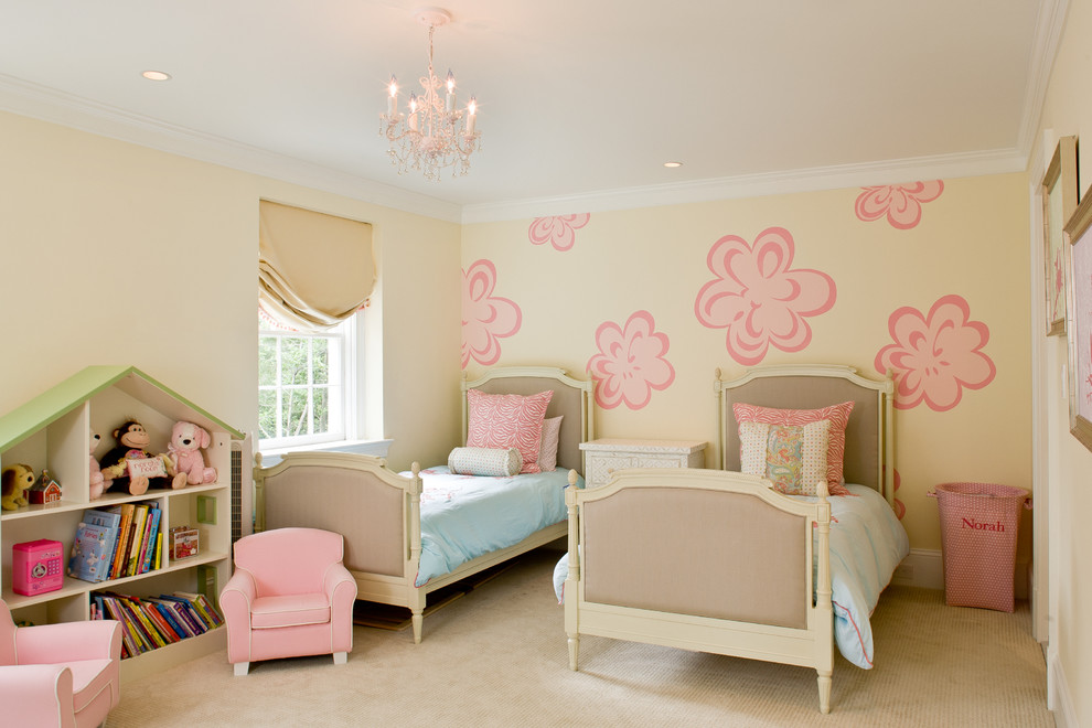 Inspiration för klassiska flickrum kombinerat med sovrum och för 4-10-åringar, med heltäckningsmatta och flerfärgade väggar