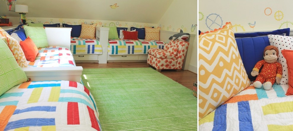 Ejemplo de dormitorio infantil clásico renovado con paredes beige y suelo de madera en tonos medios