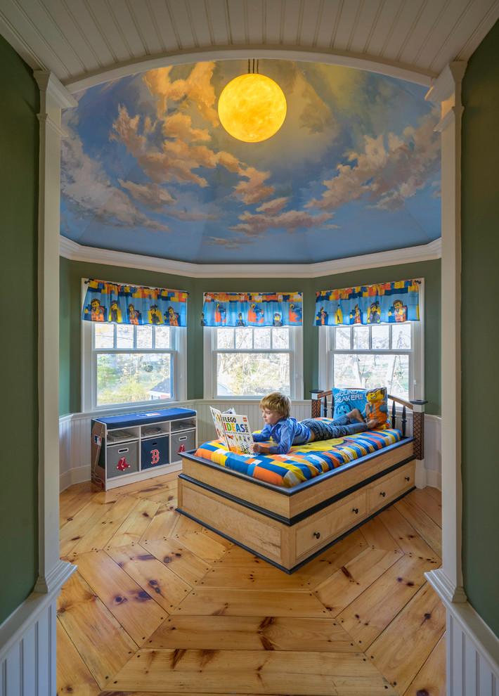 Cette photo montre une petite chambre d'enfant chic avec un mur vert et parquet clair.