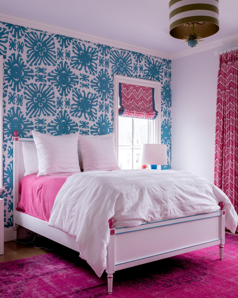 Klassisk inredning av ett barnrum kombinerat med sovrum, med blå väggar