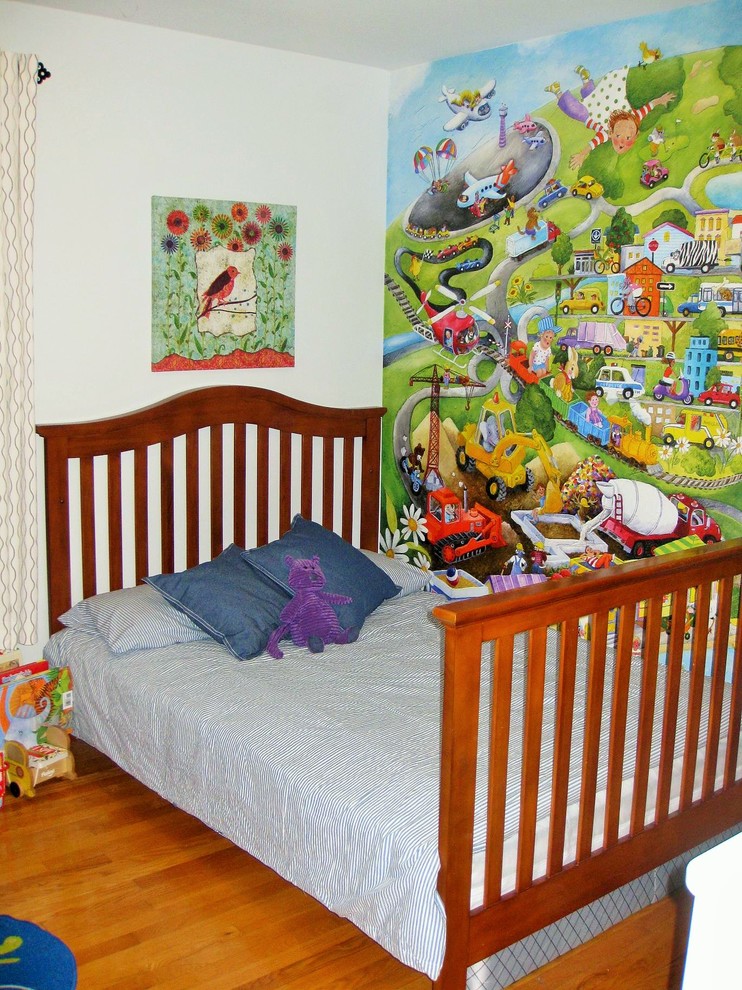 トロントにあるエクレクティックスタイルのおしゃれな子供部屋 (白い壁、淡色無垢フローリング) の写真