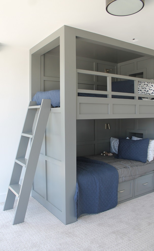 Modelo de dormitorio infantil de 4 a 10 años vintage con paredes blancas, moqueta y suelo beige