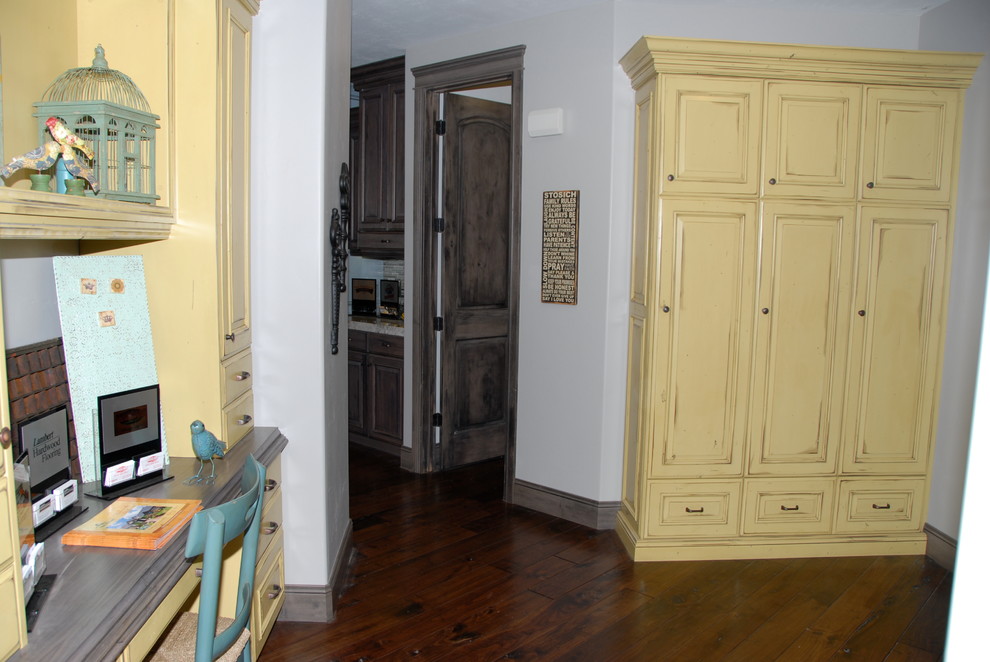 Exempel på ett stort klassiskt könsneutralt barnrum kombinerat med skrivbord, med grå väggar och mellanmörkt trägolv