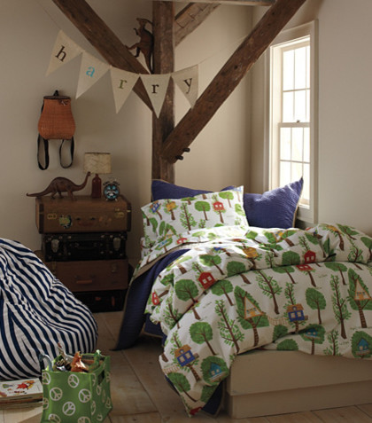 Immagine di una cameretta per bambini da 4 a 10 anni minimal con pareti bianche e parquet chiaro