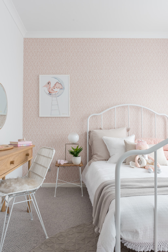 Diseño de dormitorio infantil de 4 a 10 años contemporáneo con paredes blancas, moqueta, suelo gris y papel pintado