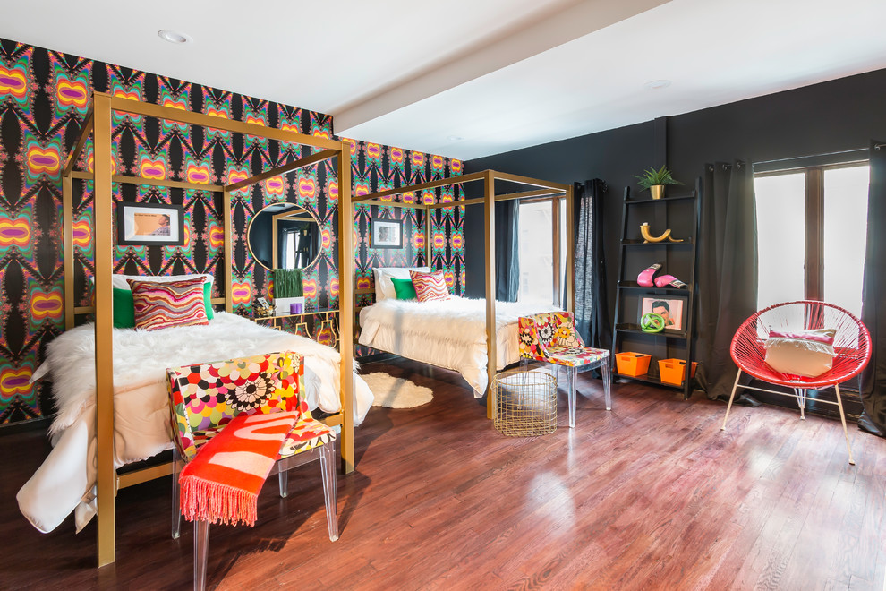 Foto di una cameretta da letto eclettica con pareti multicolore, parquet scuro e pavimento marrone