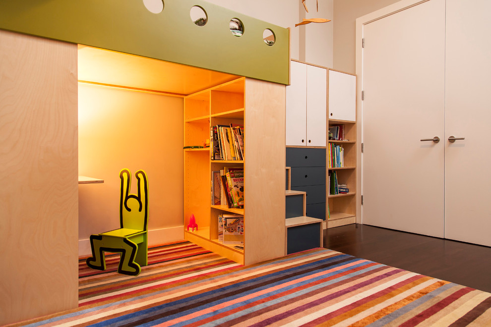 На фото: детская среднего размера в современном стиле с спальным местом, белыми стенами и темным паркетным полом для ребенка от 4 до 10 лет, мальчика