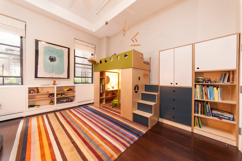 Ejemplo de dormitorio infantil de 4 a 10 años moderno de tamaño medio con paredes blancas y suelo de madera oscura