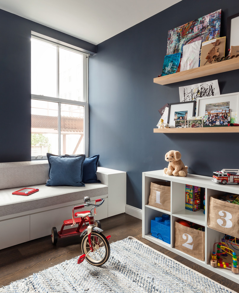 Nordisches Kinderzimmer mit Spielecke, blauer Wandfarbe und dunklem Holzboden in New York