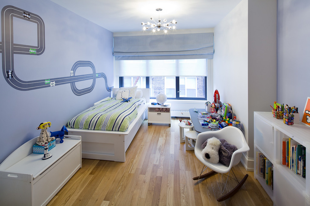 На фото: детская в современном стиле с спальным местом, разноцветными стенами и паркетным полом среднего тона для ребенка от 1 до 3 лет, мальчика