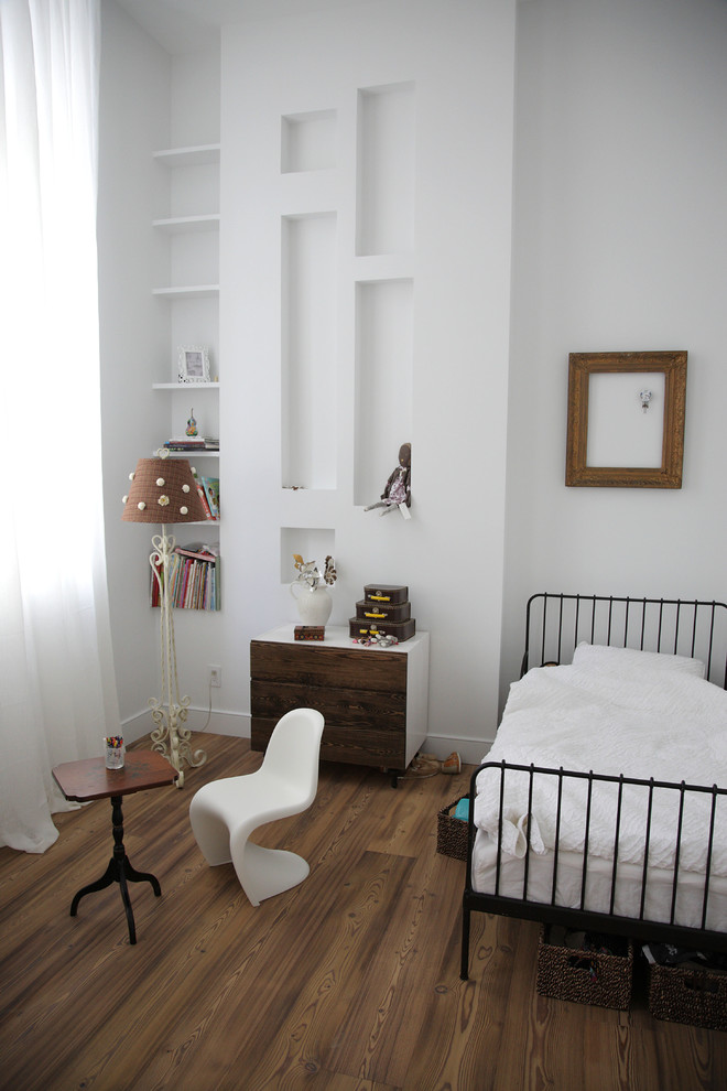 Idéer för vintage barnrum kombinerat med sovrum, med vita väggar och mörkt trägolv