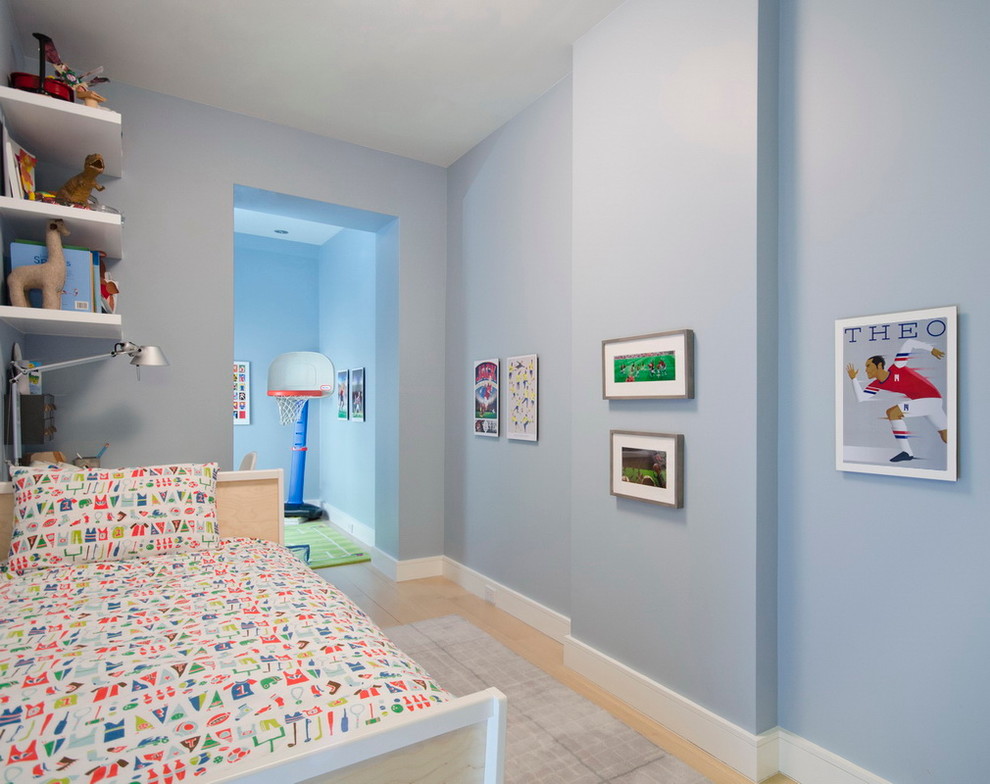 Nordisk inredning av ett litet pojkrum kombinerat med sovrum och för 4-10-åringar, med blå väggar och ljust trägolv